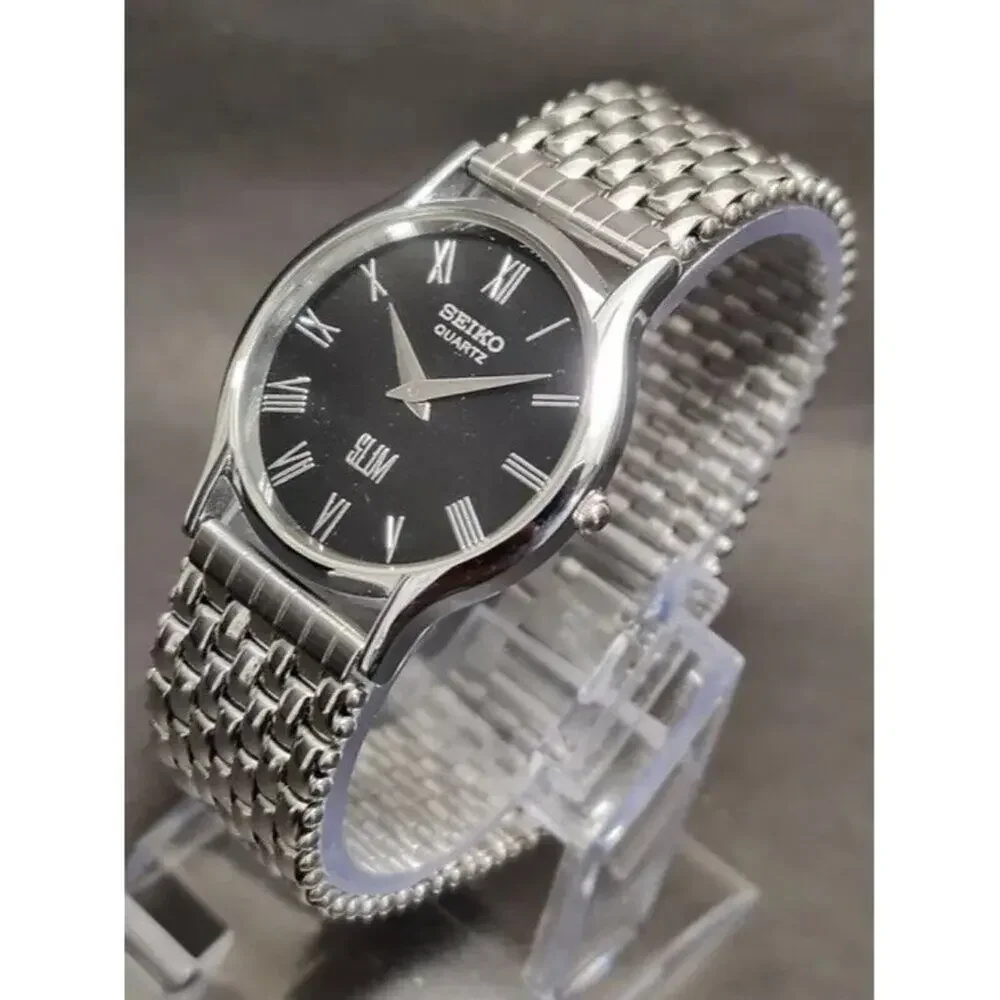 Vintage Style Seiko Quartz Mens Silver Watch & Black accents W/ Metal Strap